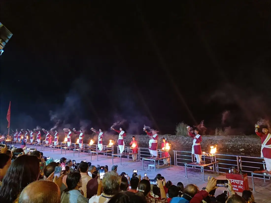 Rishikesh’s Evening Ganga Aarti: A Soul-Stirring Experience at Triveni Ghat and Paramarth Niketan